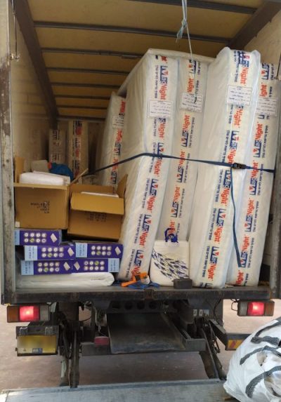 משאית מלאה במזרני מגנייט מוכנים לקראת משלוח ללקוחות שלנו